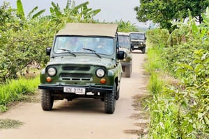 Hanoi Full Day Jeep Tour: Bat Trang and Co Loa Led By Women