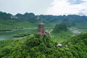 Hanoi Tam Chuc Den största pagoden eller Dia Tang Phi Lai-pagoden