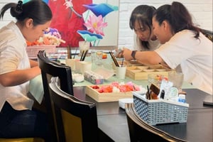 Ho Chi Minh City: Coffee & Paper Flower Workshop Tour