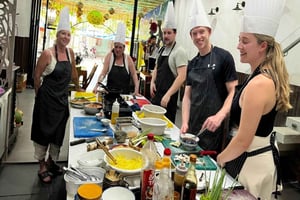 プロのシェフによる少人数グループでのホイアンの本格料理教室