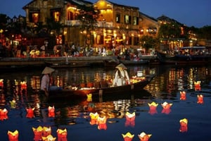 Hoi An : Hoai River Boat Trip by Night and Floating Lantern