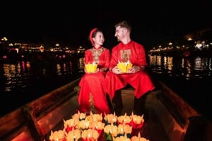 Hoi An: Hoai River Boat Trip by Night with Release Lantern