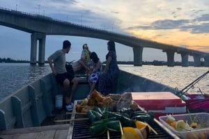 Hoi An: BBQ-fisketur i solnedgången med lokalbefolkningen med båttur