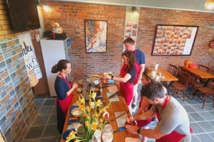 Cours de cuisine à Huế avec une famille locale et expérience pratique