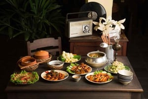 Passeio de um dia por Hue num comboio panorâmico – Almoço real de Hue e café com sal