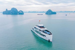 Croisière de luxe à Ha Long Symphony avec déjeuner, grotte et île