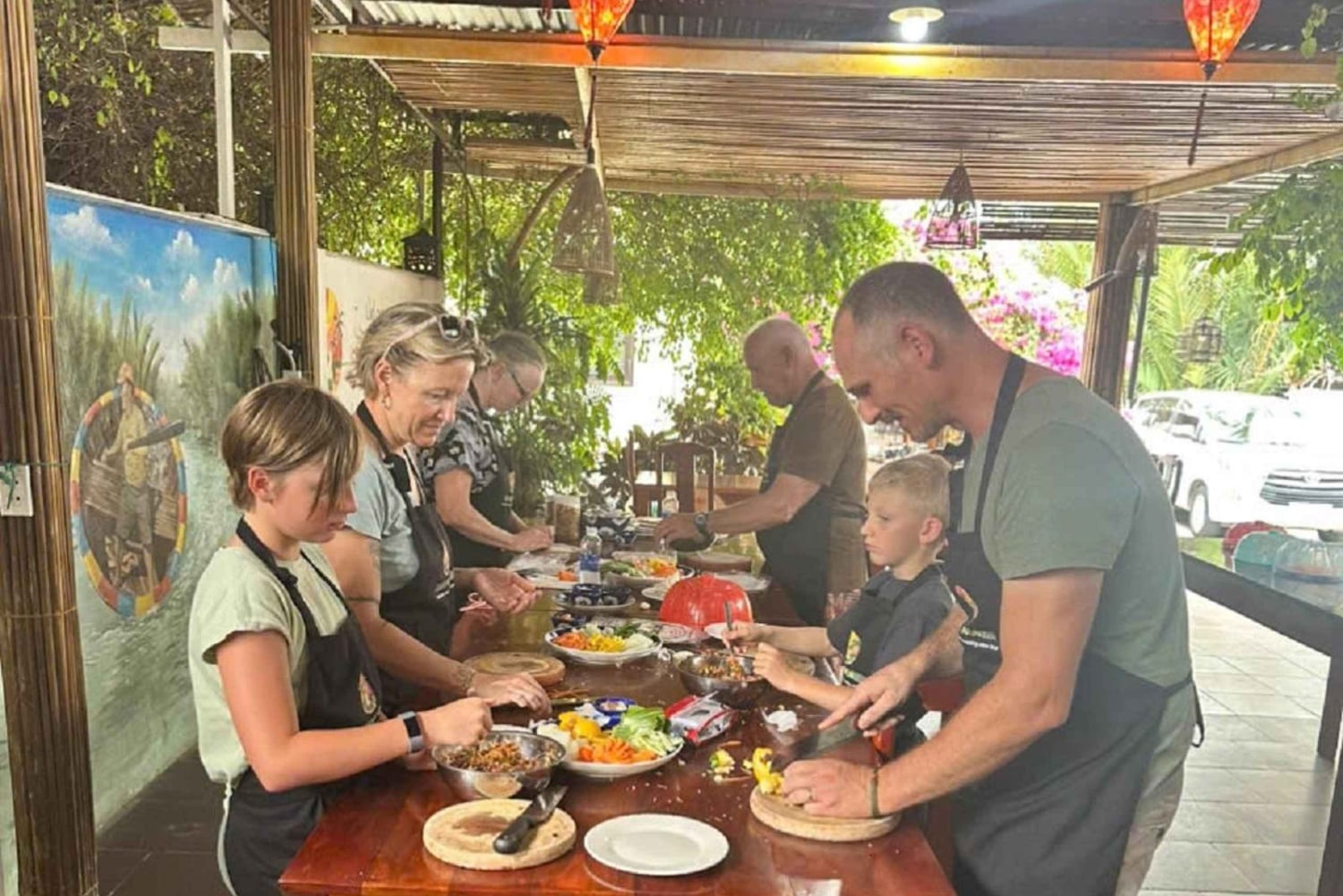 Marknadstur, båttur i korgbåt och matlagningskurs med Hangcoconut