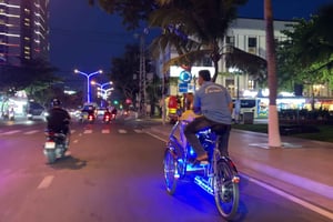 Nha Trang: Night Cyclo Tour with Dinner and Market Visit