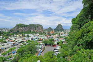 Visite privée des montagnes de marbre, des grottes et de Lady Buddha