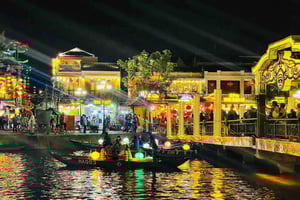 シャトルバス ダナン-ホイアン 8.00 AM/ 1.00 PM/ 4.30 PM