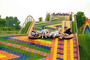 Специальный частный тур по Ханою: радужная горка, животные и Железнодорожная улица