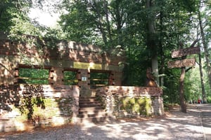 Vanuit Warschau: Rondleiding door het hol van de wolf, Hitlers hoofdkwartier met de auto