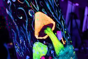 Neon Paint – Malen und Wein im Dunkeln in Warschau