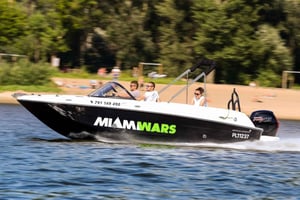 Warsaw: Cruise the Vistula w/ 80s Music, Retro Vibes & Views