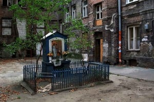 Warsaw: Praga District Tour with Vodka Museum and Tasting