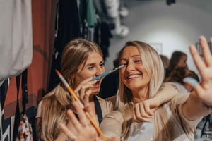 Warszawa: kvinnedagsmaling og vinfest