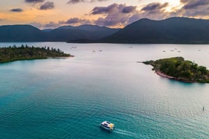 Airlie Beach: Cruzeiro Bottoms Up ao pôr do sol com bebida