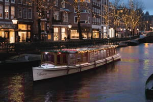 Amsterdam: Beheizte Grachtenfahrt mit unbegrenzten Getränken & Häppchen