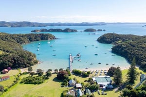 Auckland: 2-Day Bay of Islands Small Group Tour with Cruise