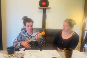 Beppu: Musikk med havutsikt – workshop med handpan og ukulele