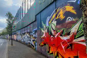 Black Taxi-Style Tour: Murals, Peace Walls & City Highlights