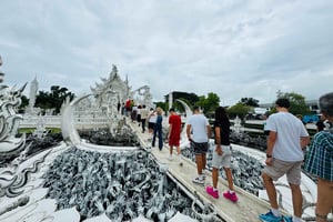 チェンライ：素晴らしい寺院と主要7名所巡り – ビュッフェランチ付き