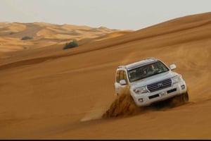 Doha: Halvdags ørkensafari med kameltur og sandboarding