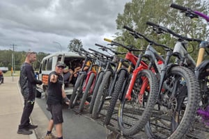 Finch Hatton: lanzadera de MTB con alquiler de bicicleta y autobús