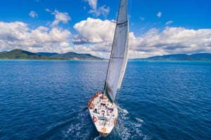 Airlie Beach: 2-nätters Whitsundays seglingstur med måltider