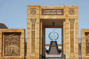 アレクサンドリア港から：アル・アルメイン第二次世界大戦遺跡と博物館（昼食付き）