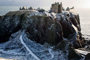 Edinburghista: Glamis and Dunnottar Castles Tour in Italian kieli