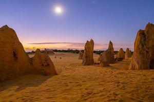 From Perth: Pinnacles Sunset and Stargazing Tour with Dinner
