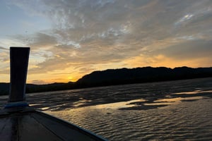 Taianomainen auringonnousun pitkähäntämatka ja lyhtyjen siunaus