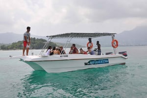 Mahe: Cruzeiro ao amanhecer com mergulho com snorkel