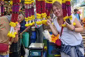 Mumbai Slum Tour with Dhobi Ghat Laundry & Flower Markets
