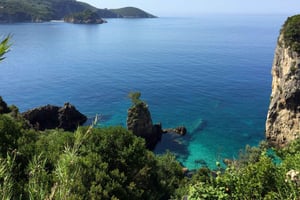 La magia del norte de Corfú (con almuerzo tradicional y paseo en barco)