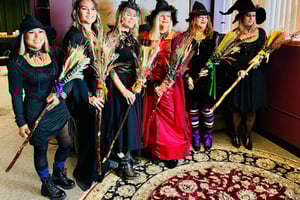 Salem, Massachusetts: laboratorio di realizzazione di scope nella città delle streghe