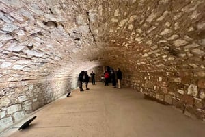 Southampton: Private Hidden History Walking Tour with Vaults