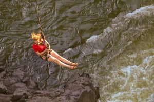 Wodospady Wiktorii: Huśtawka na moście