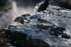 Puente demasiado lejos: vuelo en helicóptero, visita a las cataratas y paseo en barco al atardecer