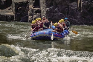 Tour de día completo en balsa por aguas bravas