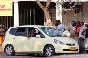 Viaje del aeropuerto de Harare a la ciudad