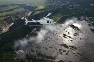 Voo de helicóptero sobre as Cataratas Vitória