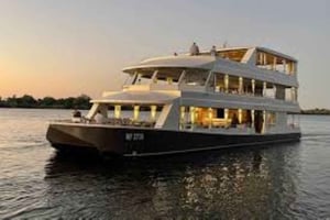 Boottocht bij zonsondergang