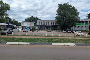 Victoria Falls: City Tour with Expert Local Guide