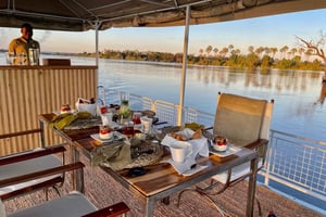 Victorian putoukset: Sambesijoen risteily auringonnousun aikaan.