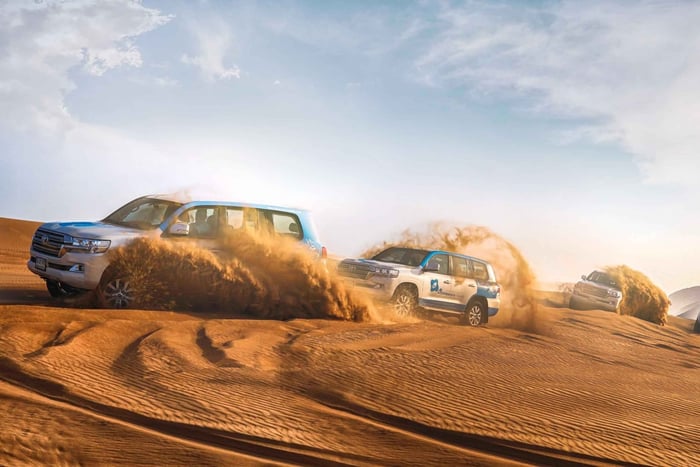 Abu Dhabi: Ørkensafari med grill, kamelridning og sandboarding