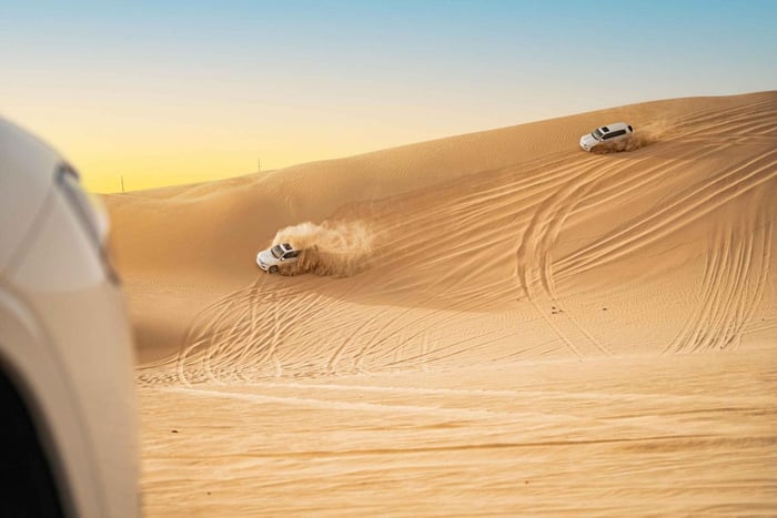 Abu Dhabi : Promenade matinale dans les dunes, balade à dos de chameau et surf des sables