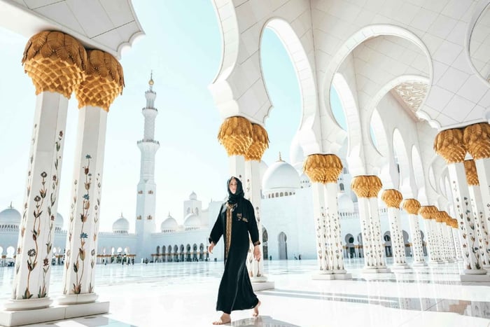 Abu Dhabin kävelykierros: Sheikh Zayed -moskeija ja kirjasto