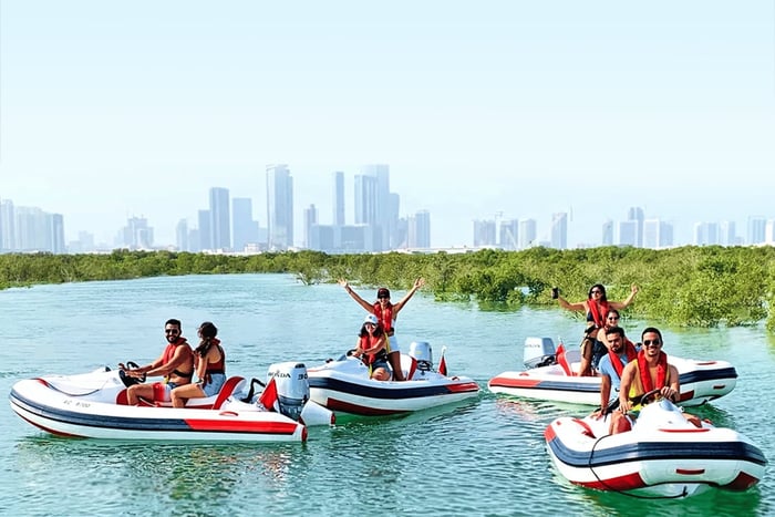 Abu Dhabi: Yas Island Self-Driving Speedboat Tour met gids